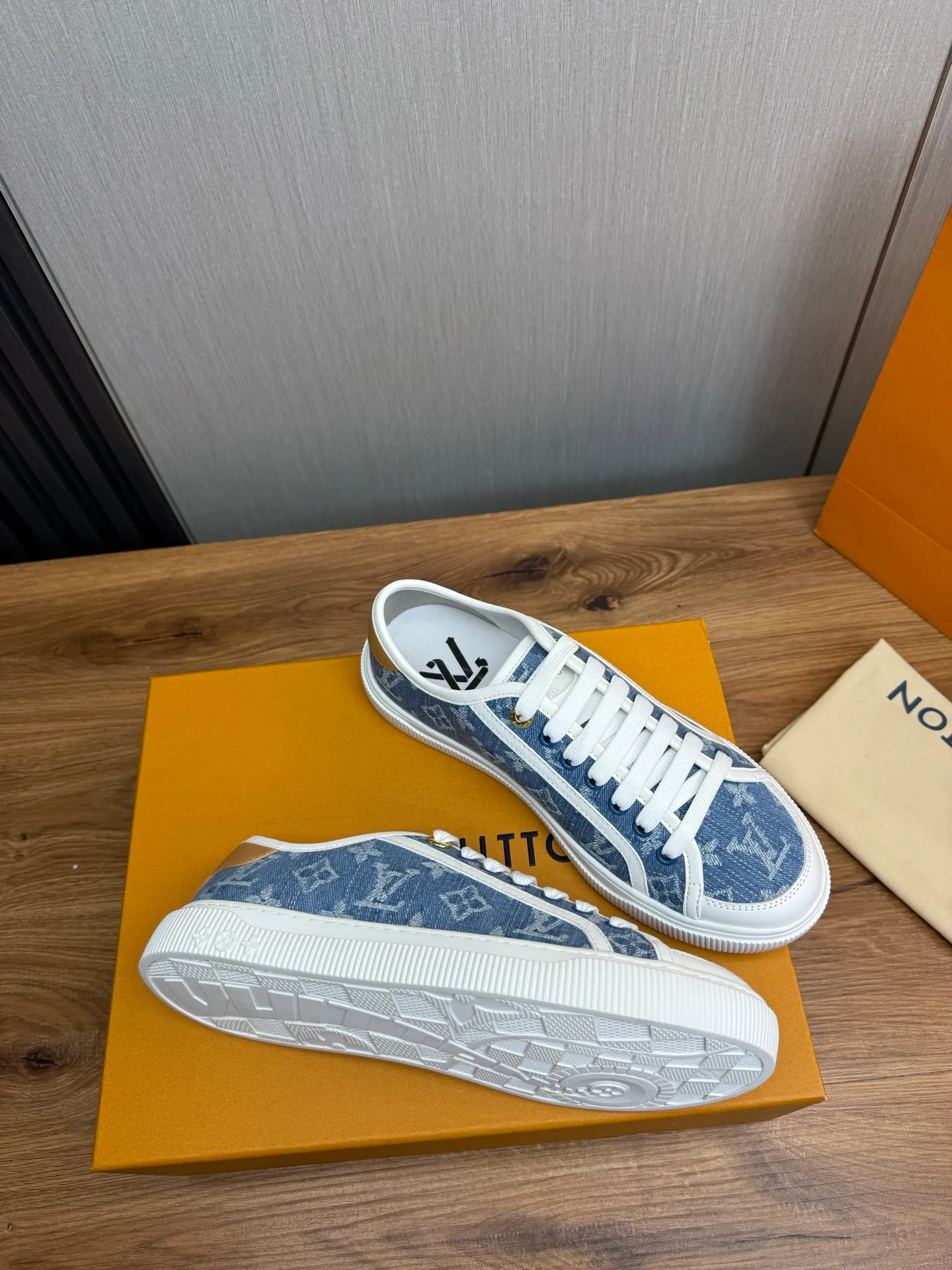 Men's shoes 💰600💰 LV. Hot sale at the counter 🔥Couple canvas shoes 👩‍❤️‍👨 Official website synchronization, original brand printed fabric + original original sole, 36-45 (40 for women, 38.45 for men, custom-made, non-refundable)